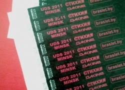 UDS FEST 2011 MINSK. Контрольные браслеты из бумаги Tyvek Black. Нанесение красной краской.